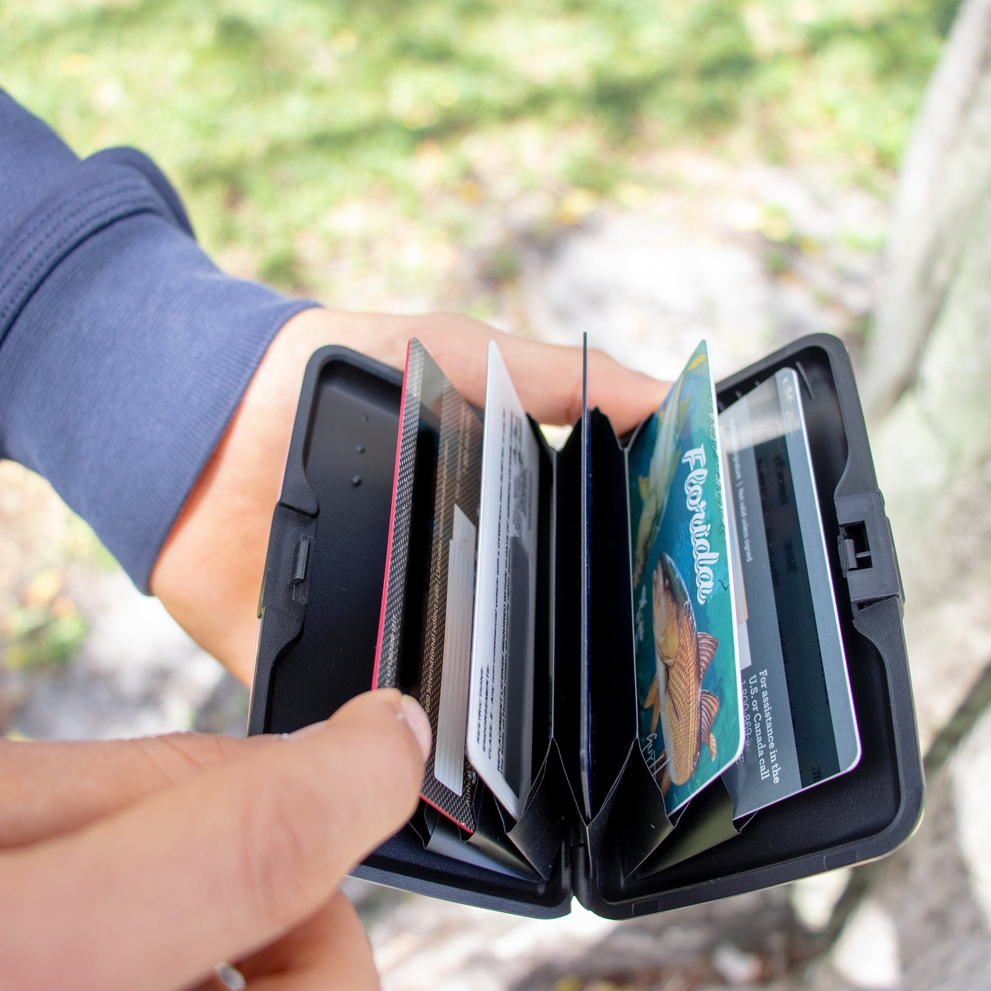 Lava RFID Wallet and Credit Card Case showing the storage of credit cards inside